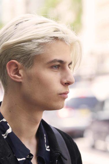 modelo de cabelo platinado masculino verde