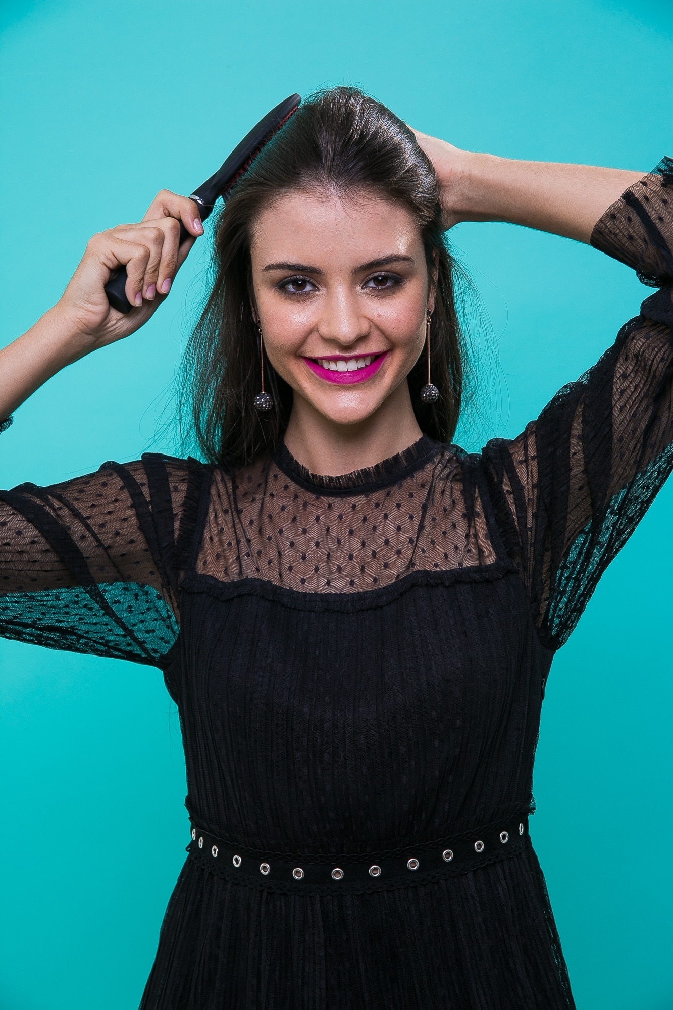 Cabelo preto liso penteado para trás