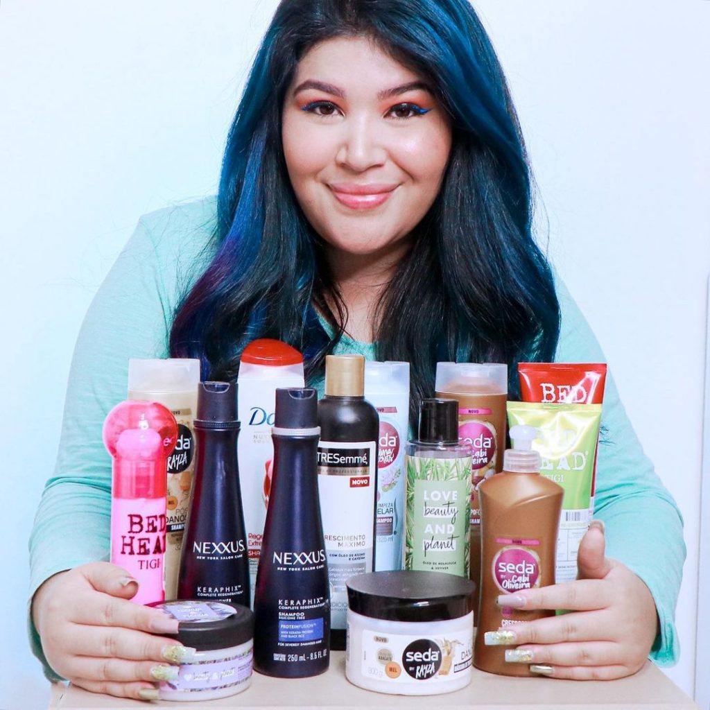 Carol Kyoko mostra produtos de cabelo