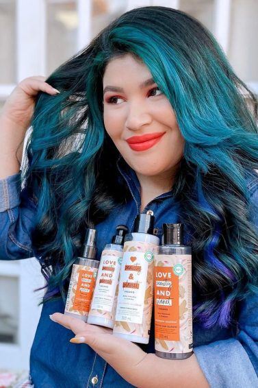 Carol Kyoko mostra cabelos bem tratados e mostra produtos de cabelo