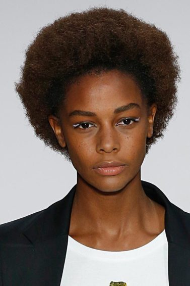 modelo ilustra matéria sobre como como hidratar cabelos afros