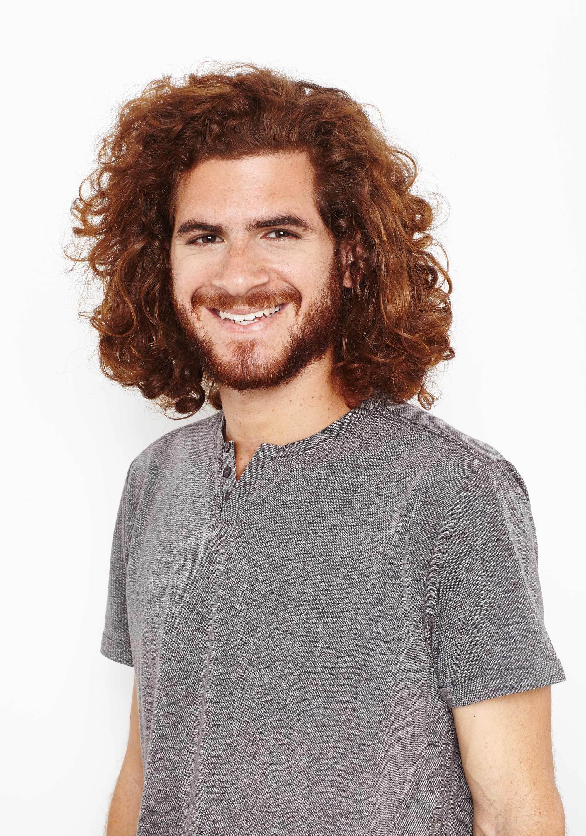 modelo de cabelo ruivo cacheado e de comprimento médio