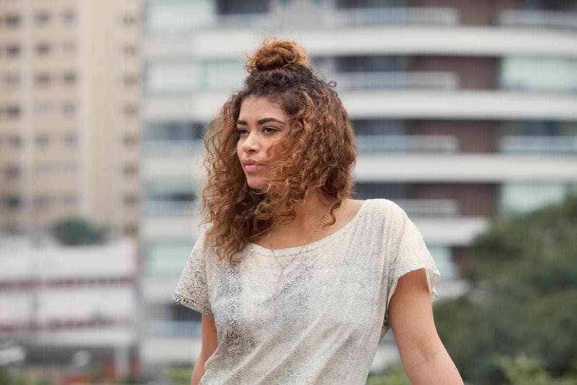 Modelo com cabelo cacheado médio para matéria de corte químico na raiz