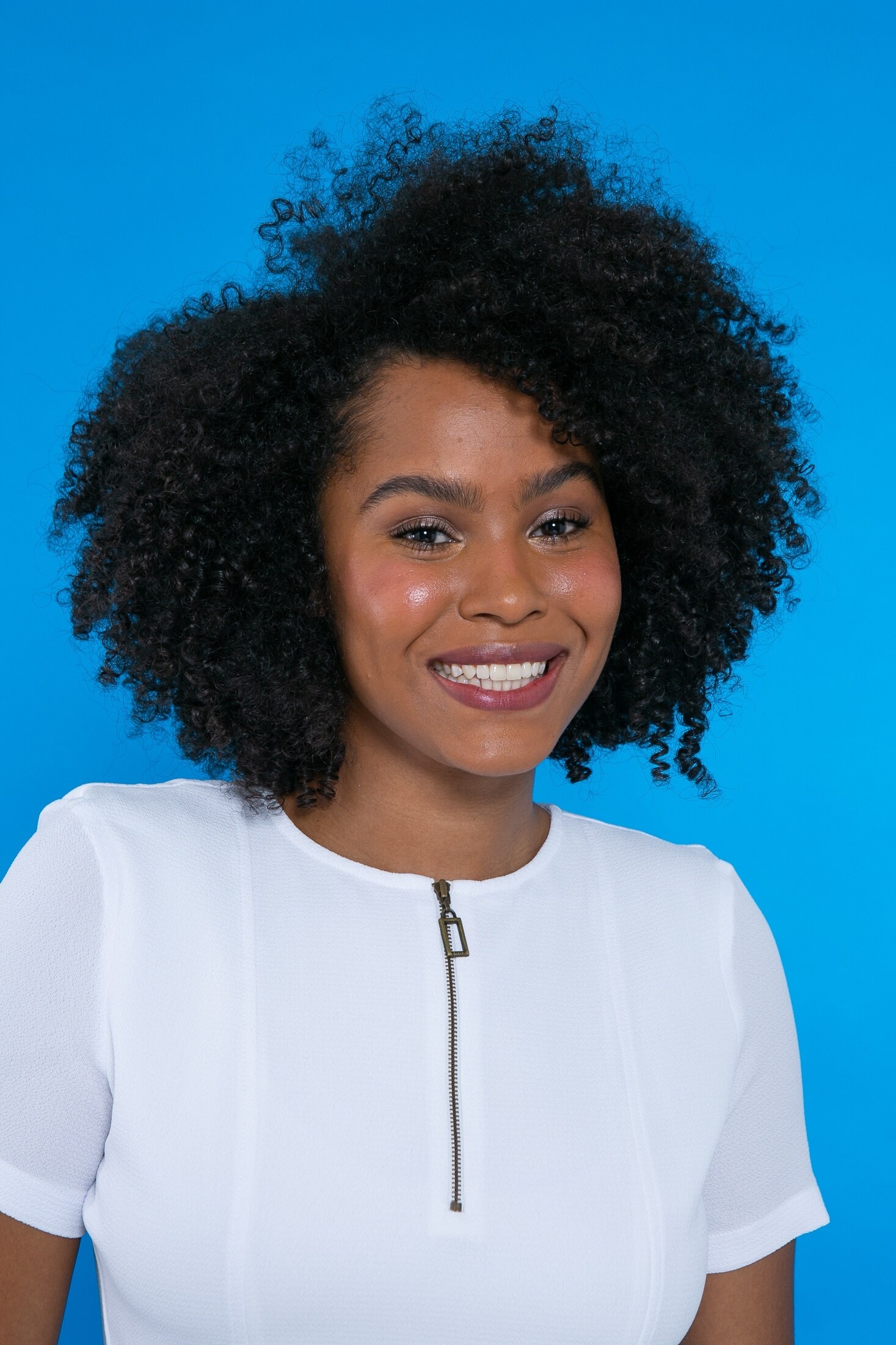 Mulher com cabelo cacheado e black power