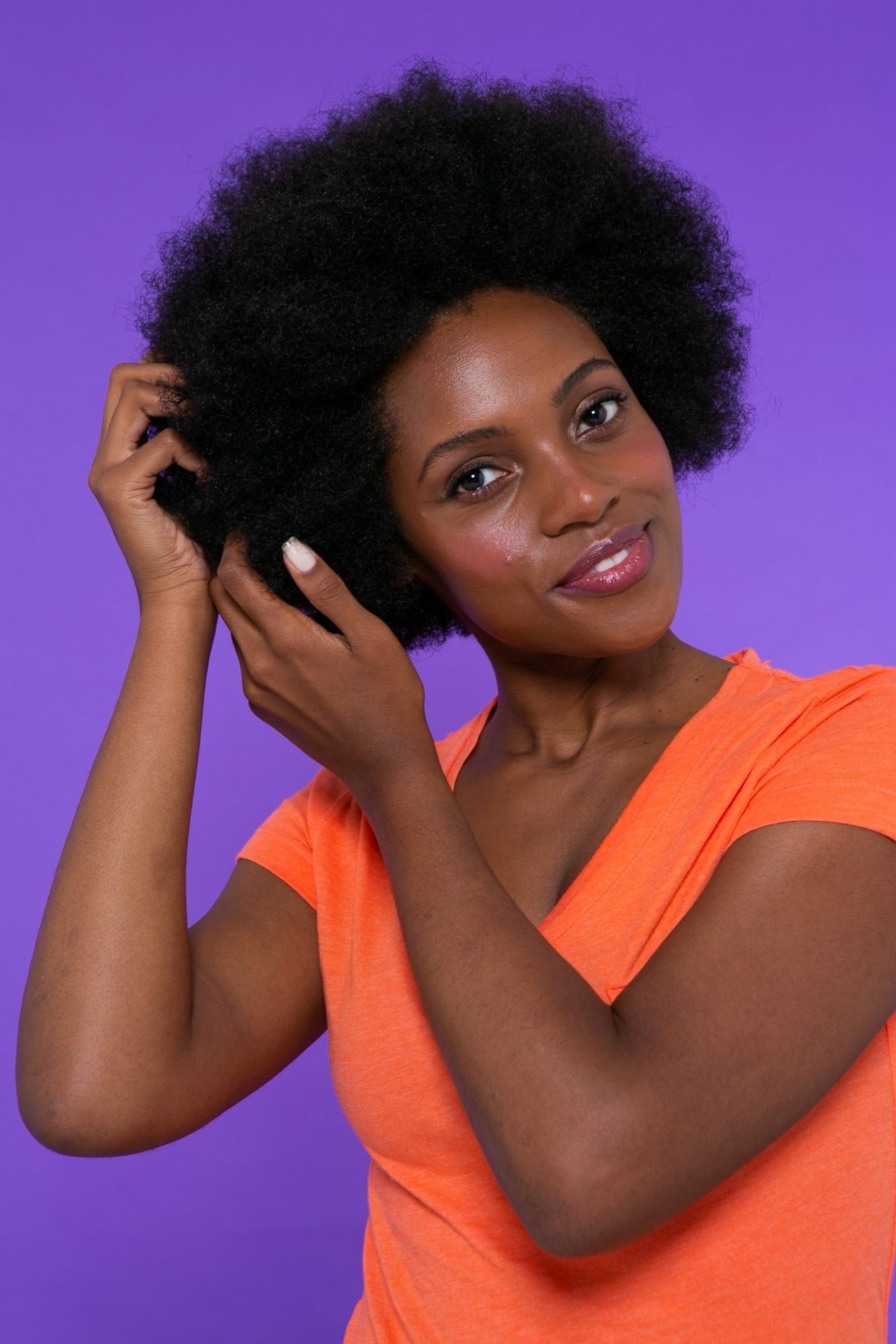Mulher com cabelo crespo black power