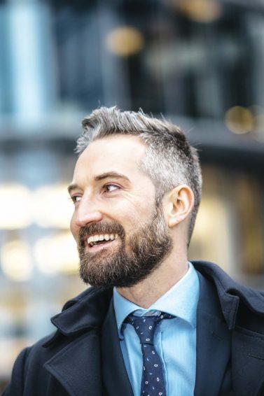 Homem com cabelo grisalho e barba