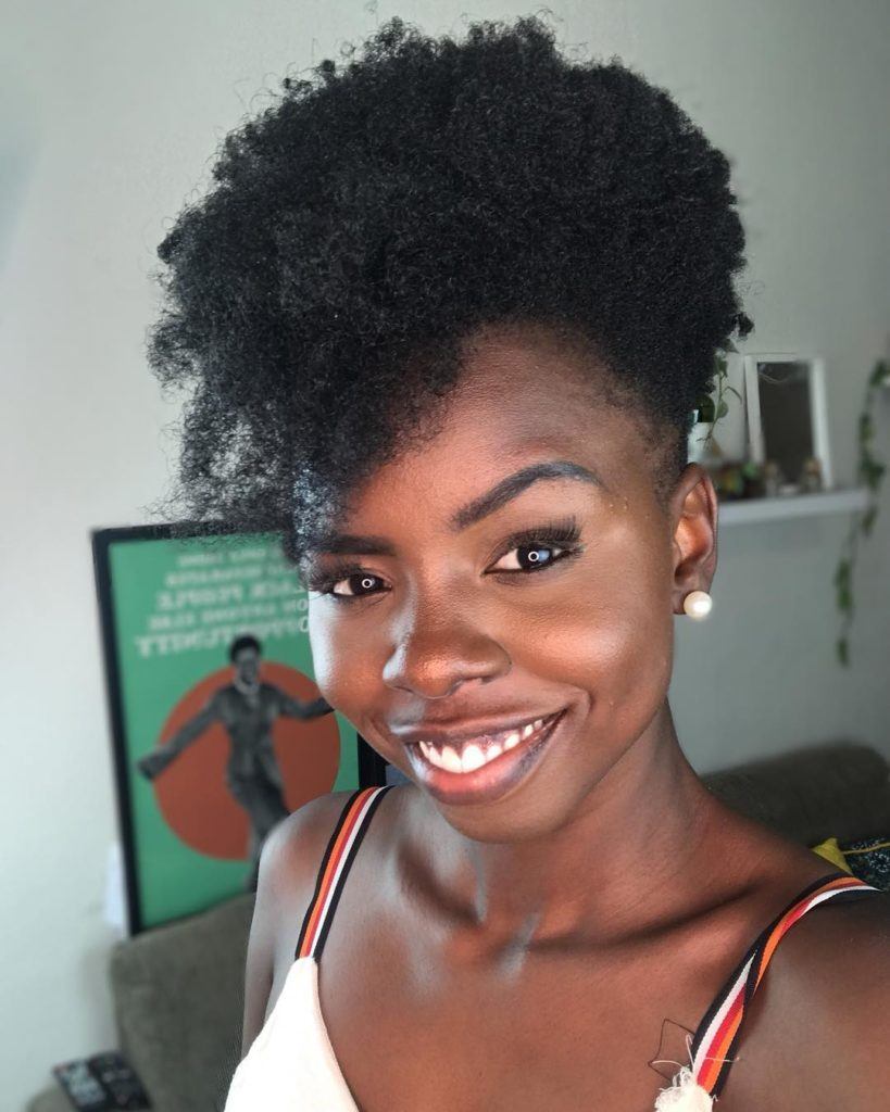 Vlogger Gabi Oliveira com abelo curto e camiseta regata