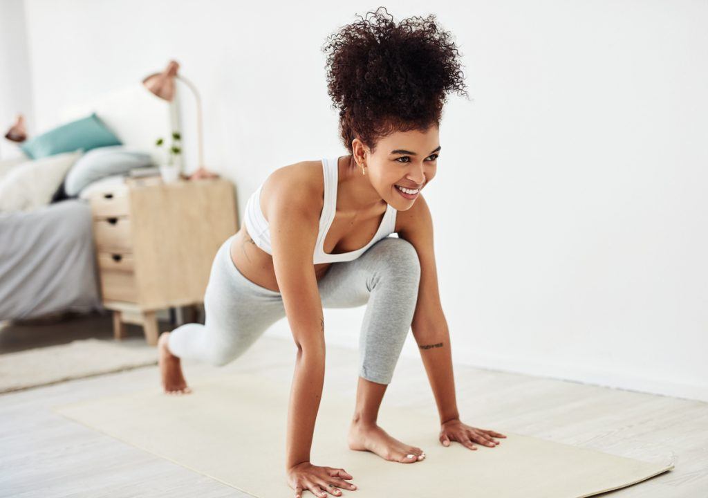mulher fazendo exercícios no chão de casa