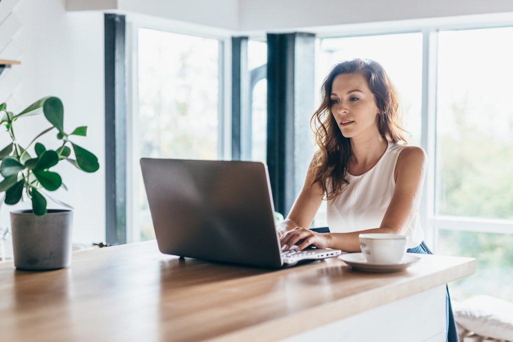 mulher usando o laptop para trabalhar de casa
