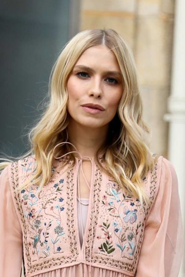modelo com cabelo loiro com double long bob