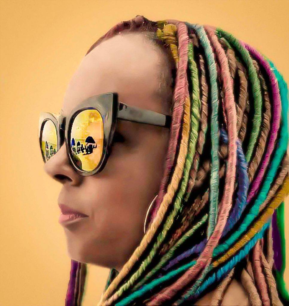 mulher com dreads de linha coloridos