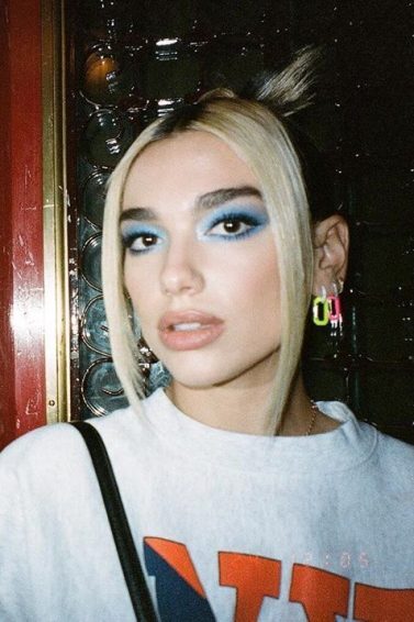 cantora dua lipa com cabelo bicolor