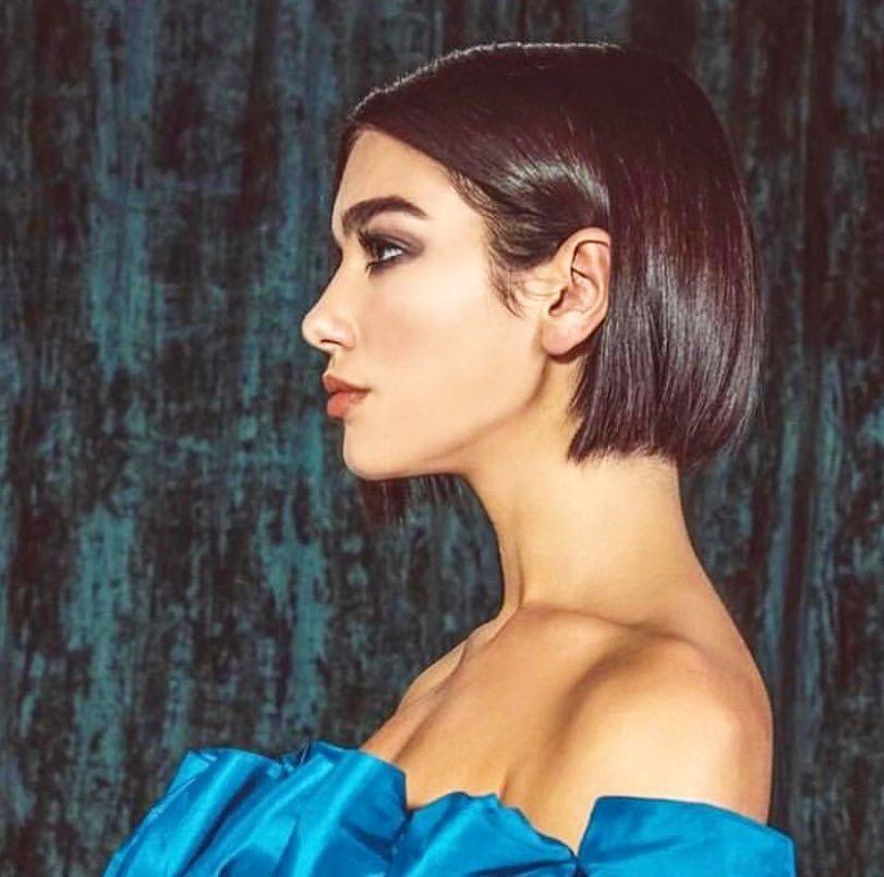cantora dua lipa com corte bob