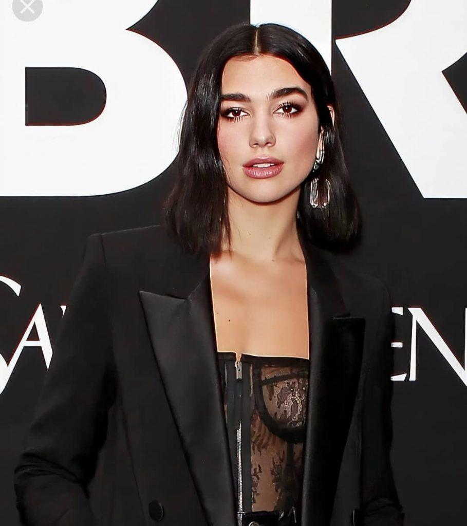 cantora dua lipa com cabelo long bob castanho escuro