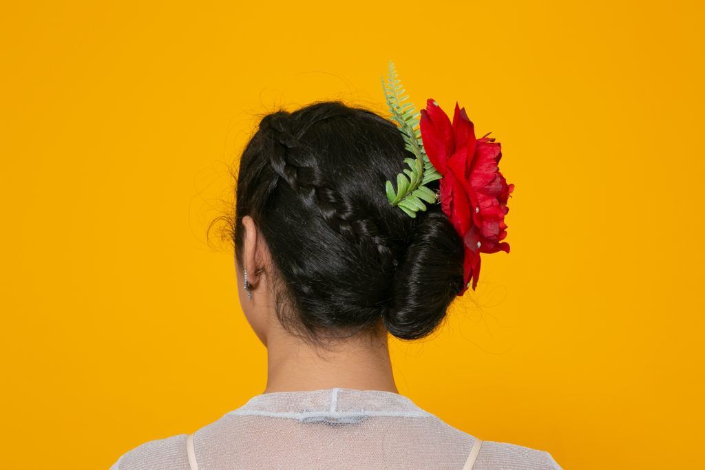 Modelo para tutorial de duas tranças e quatro penteados