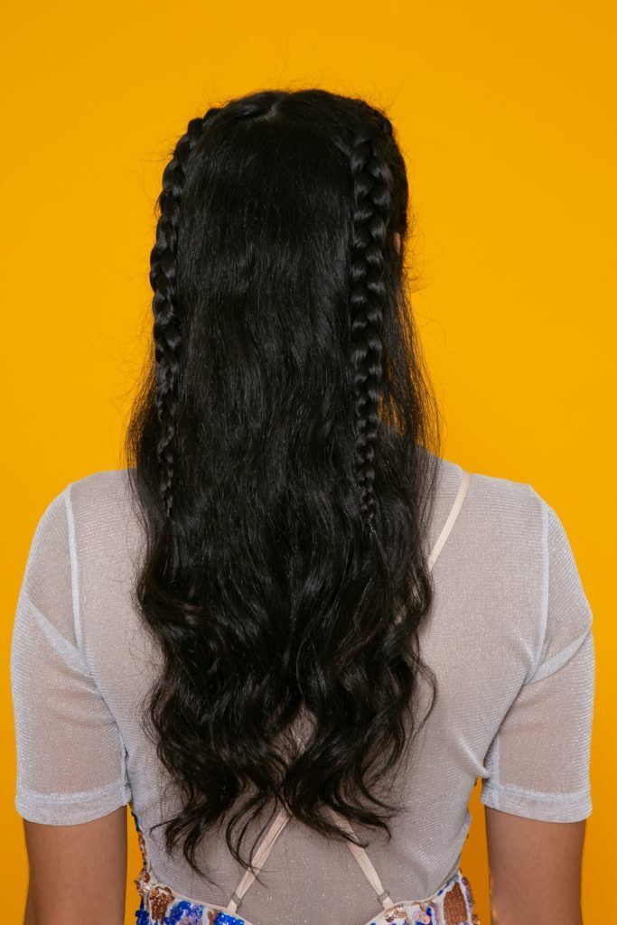 Modelo para tutorial de duas tranças e quatro penteados