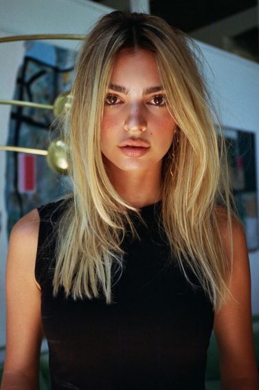 a atriz emily ratajkowski com o cabelo loiro longo