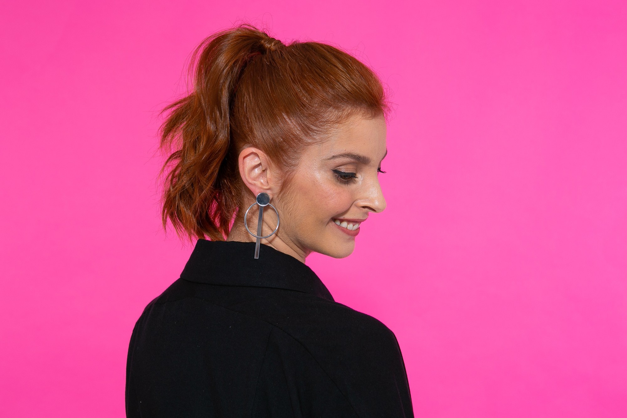 Modelo de cabelo ruivo e rabo de cavalo com blusa preta