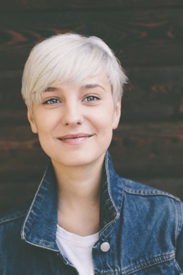 mulher com cabelo liso curto platinado