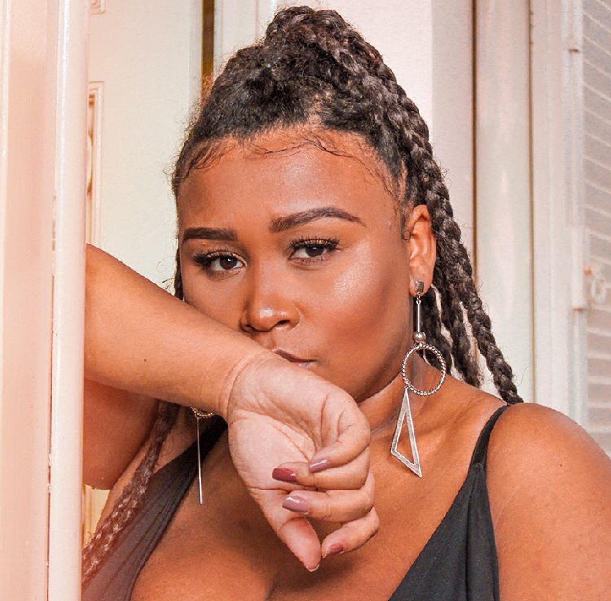 Mulher com box braids castanhas longas e baby hair