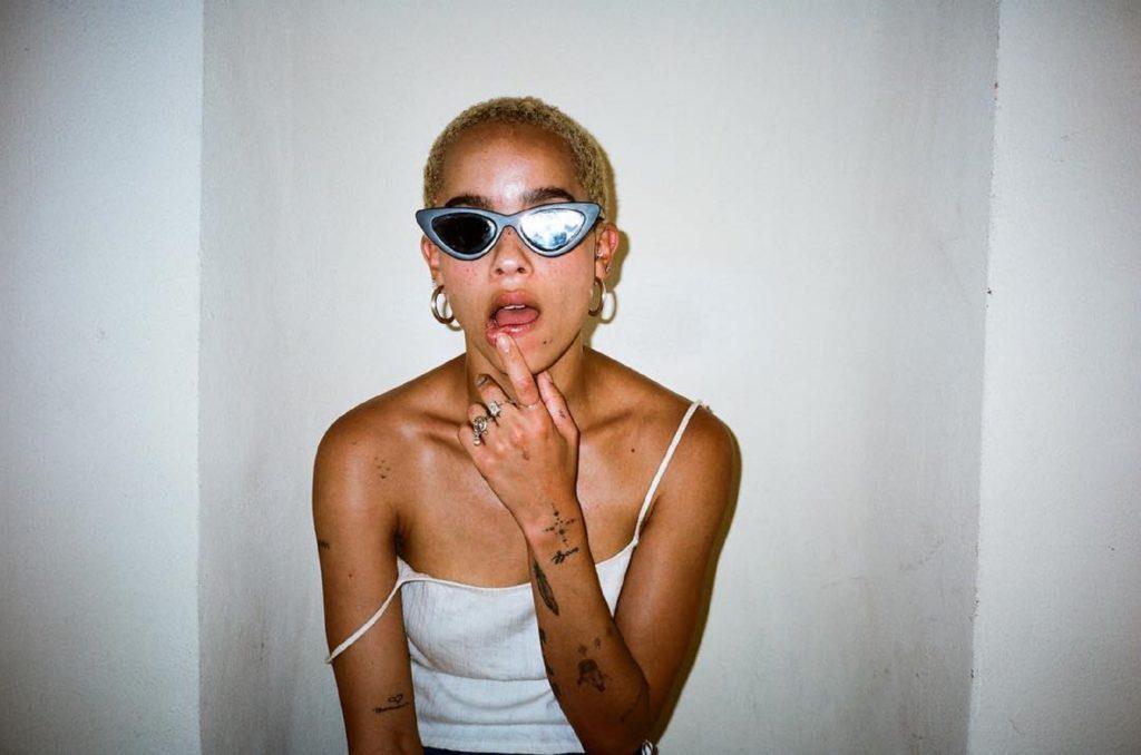 foto de zoe kravitz com o cabelo raspado
