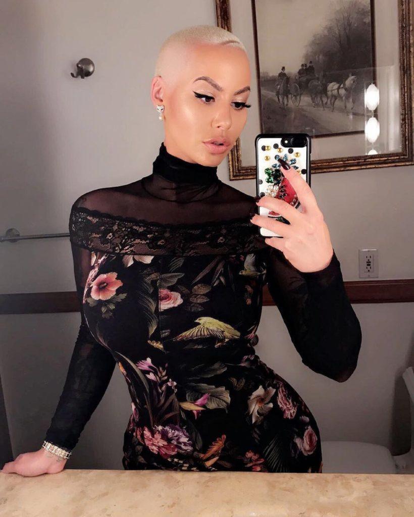 foto da modelo amber rose com o cabelo descolorido raspado