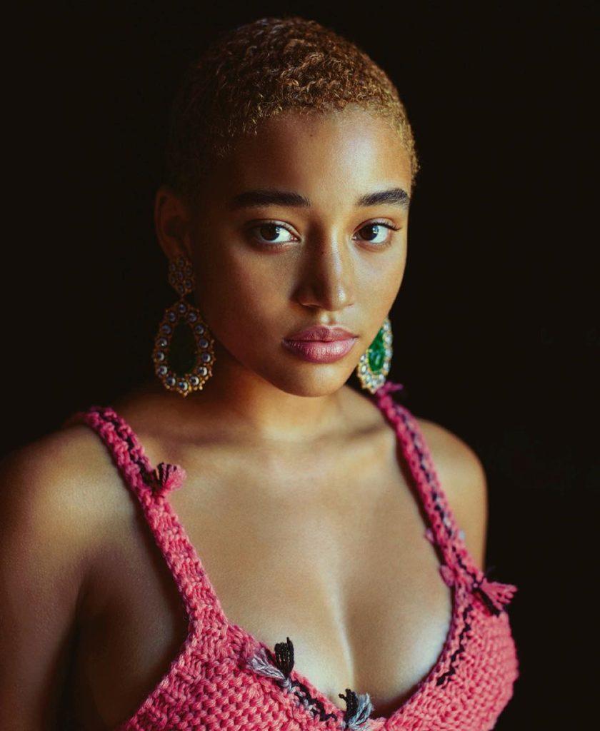 foto de amandla stenber com a cabeça raspada