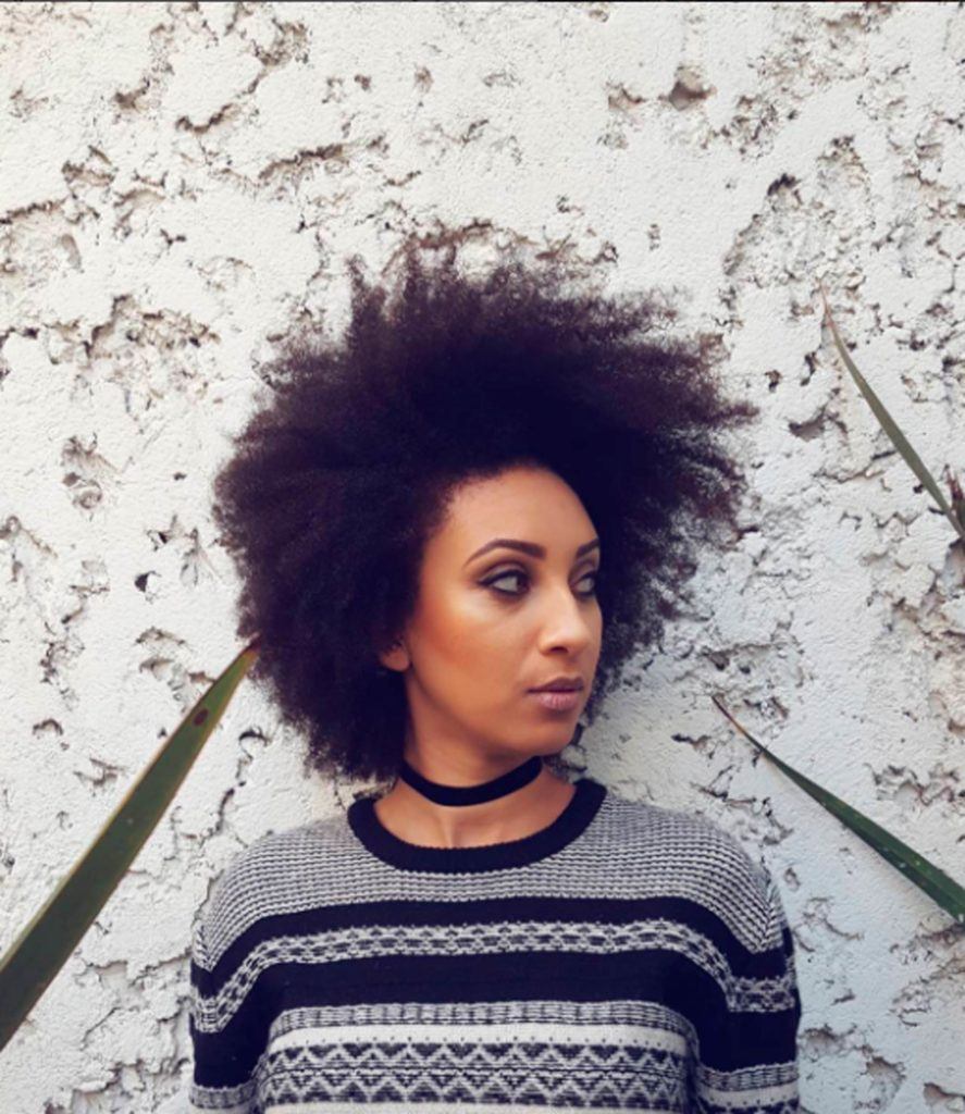 Modelo de penteado afro