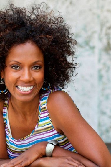 modelo com cabelo cacheado curto: definição dos cachos