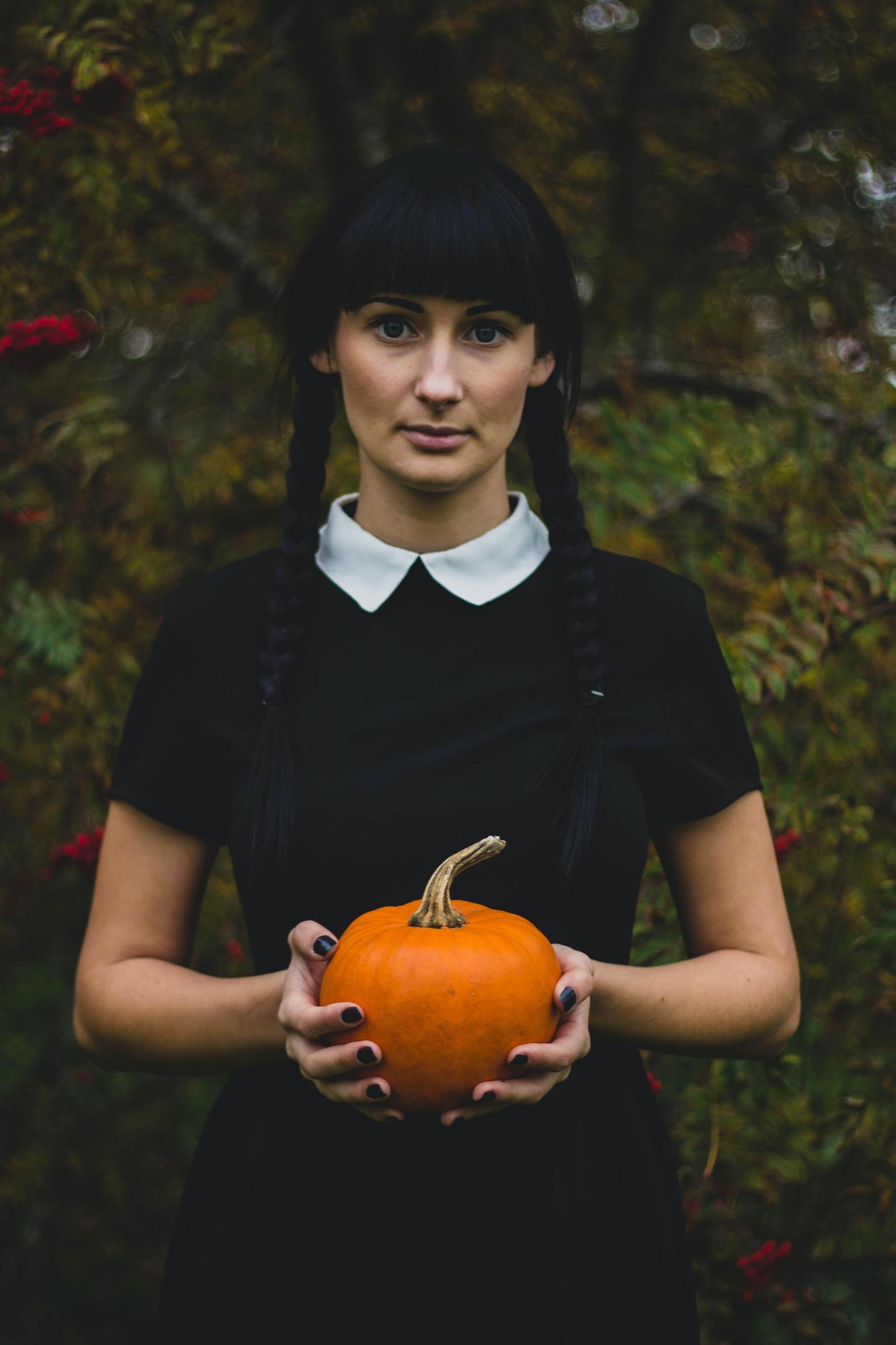 Mulher com fantasia de Haloween inspirada na série Wandinha