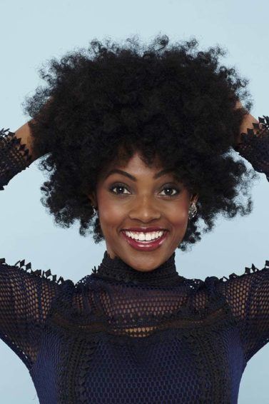 Mulher com cabelo afro