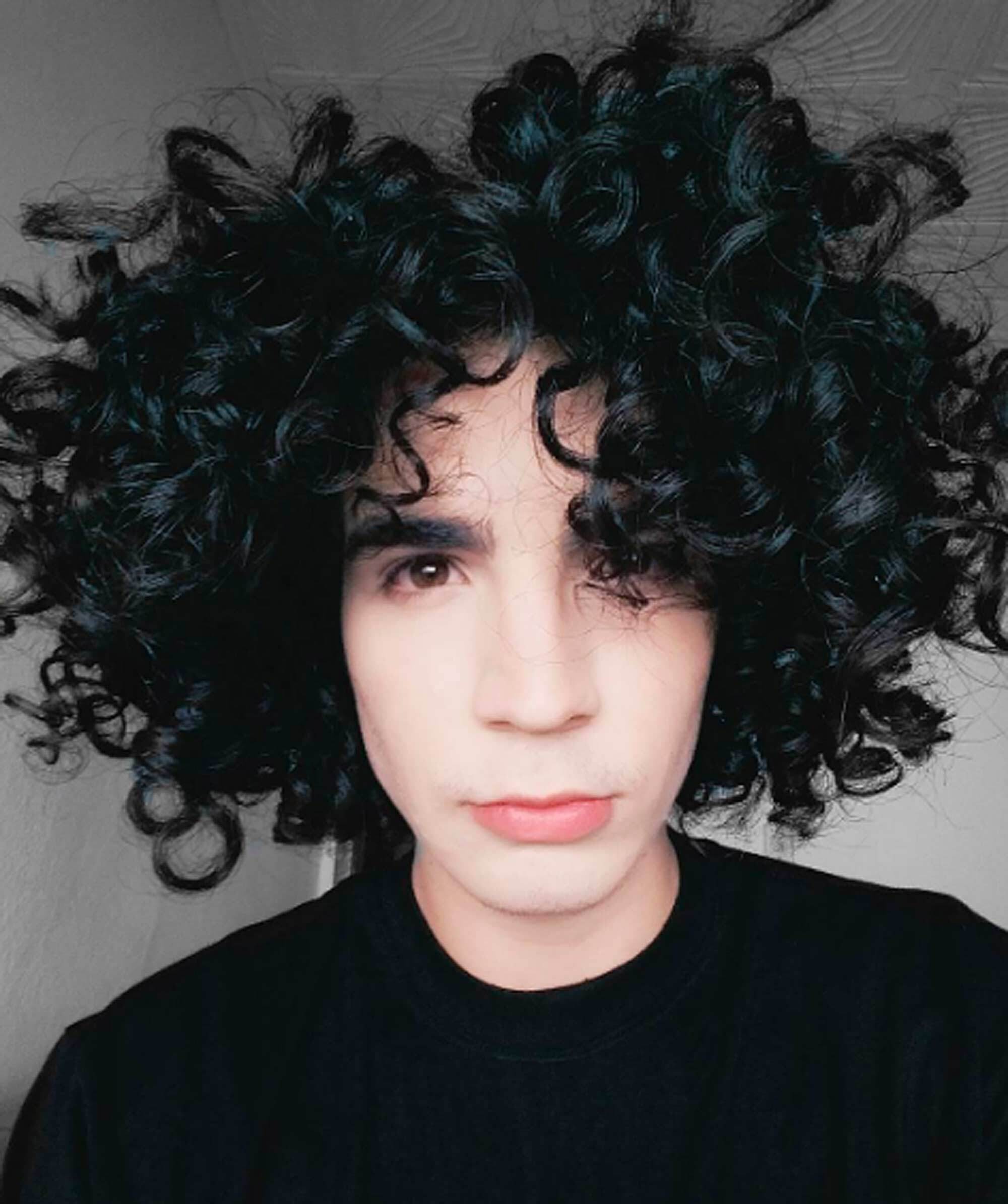 Gabriel Mesquista com cabelo cacheado preto