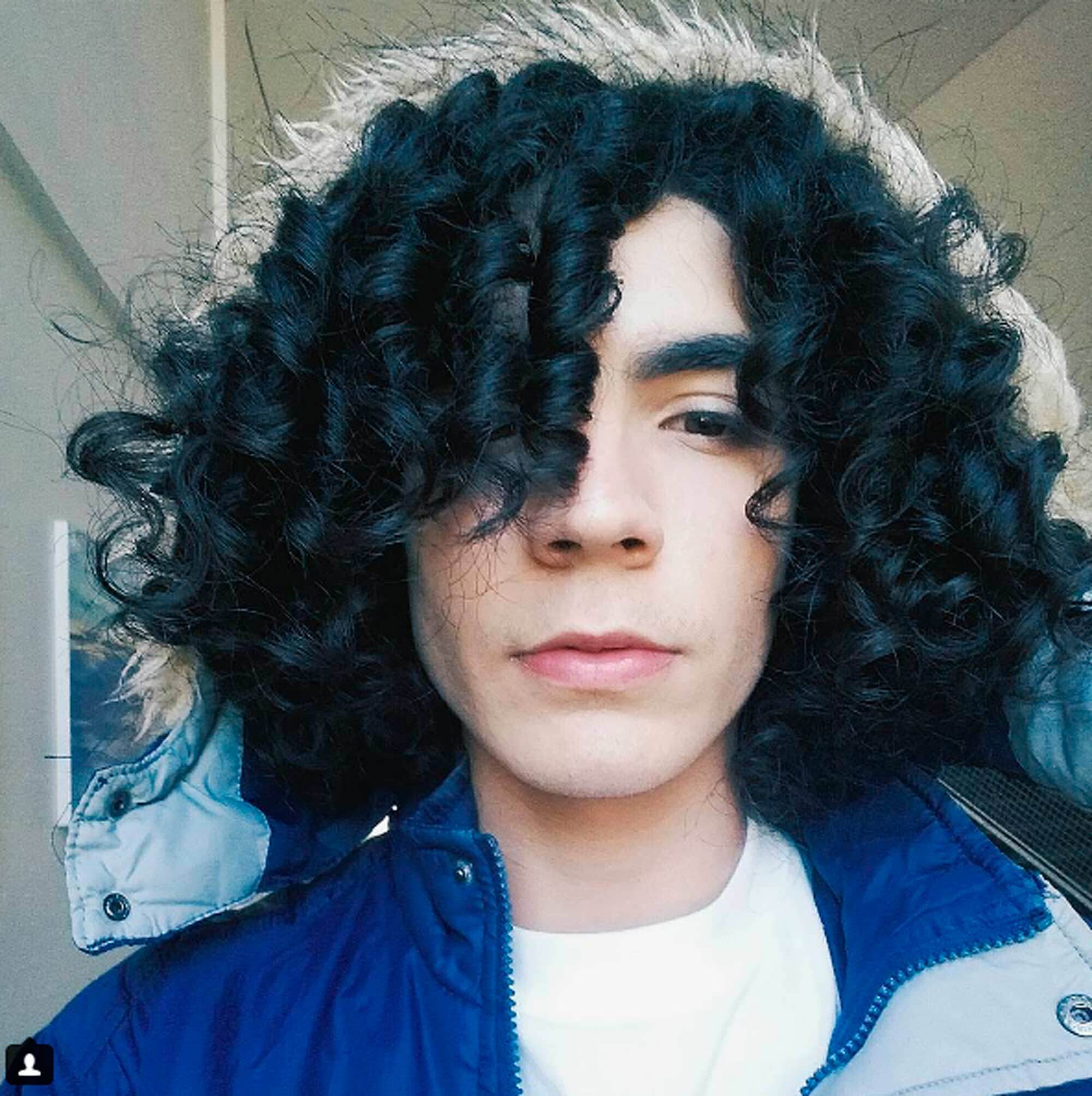 Gabriel Mesquista com cabelo cacheado preto