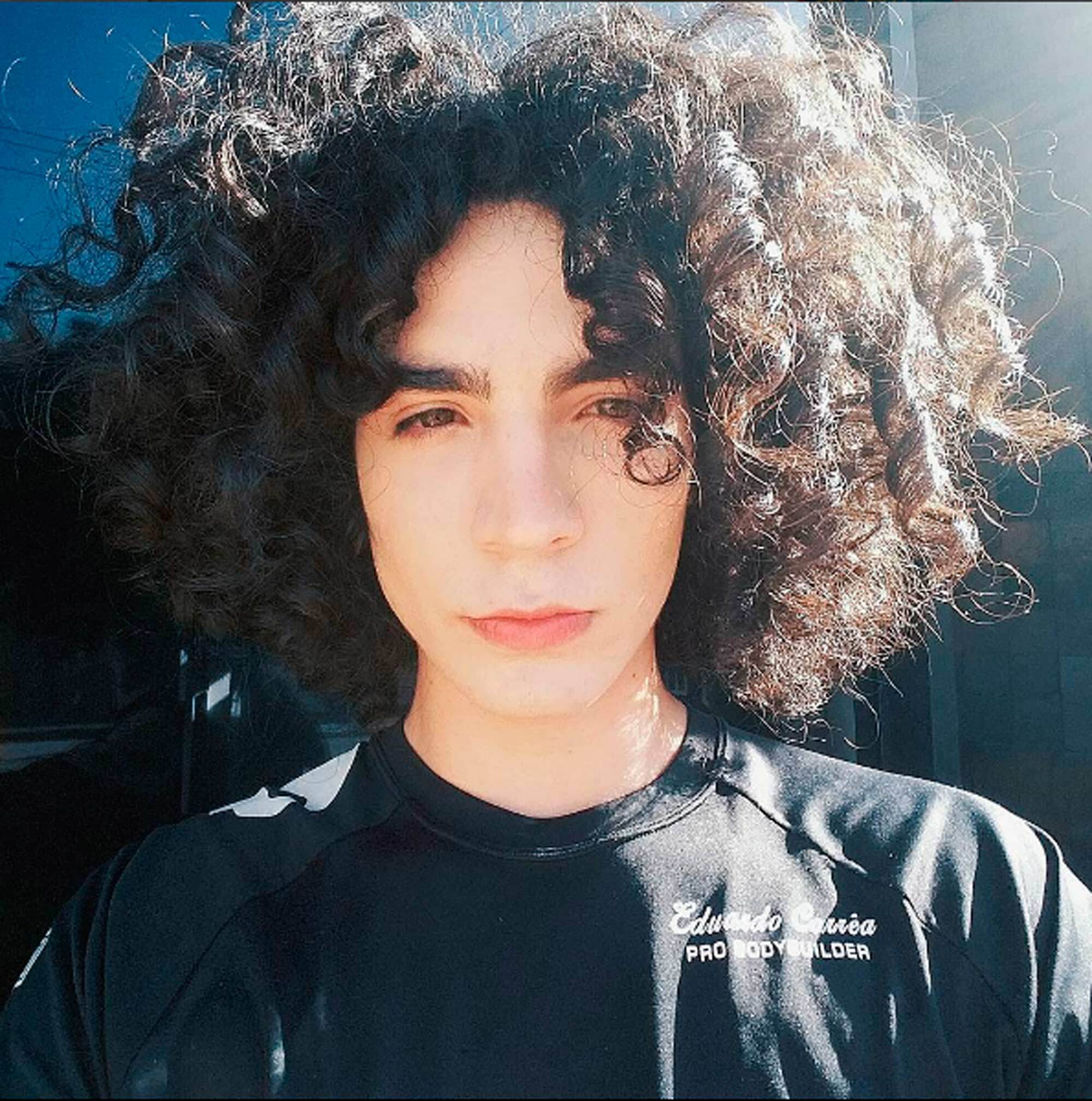 Gabriel Mesquista com cabelo cacheado preto