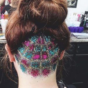 modelo de glitter undercut champagnecheveux