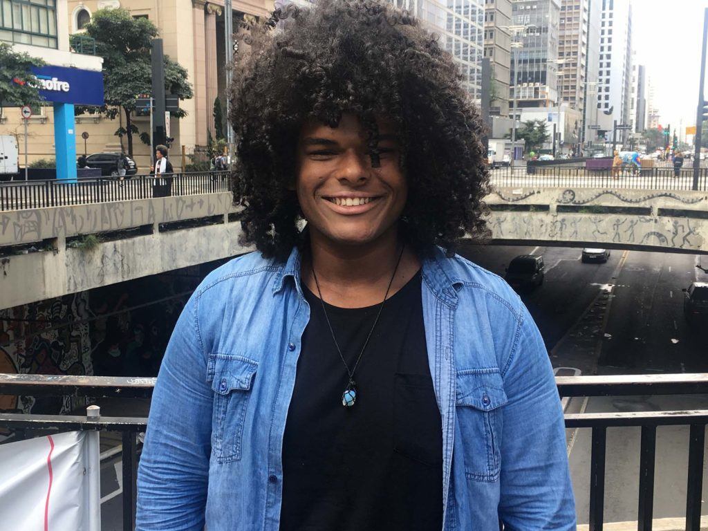modelo de histórias de transição capilar masculina