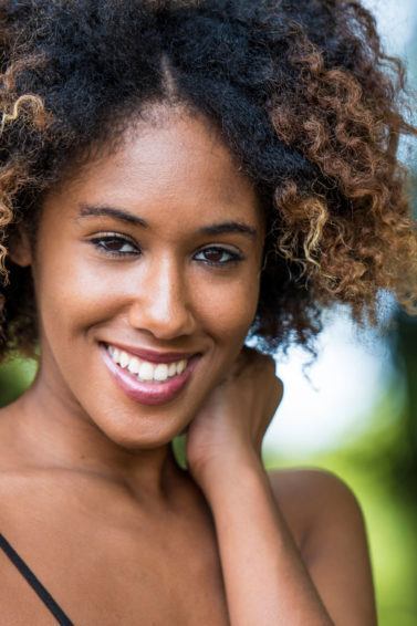 Horóscopo dos cabelos: modelo com cabelo crespo curto com as pontas loiras