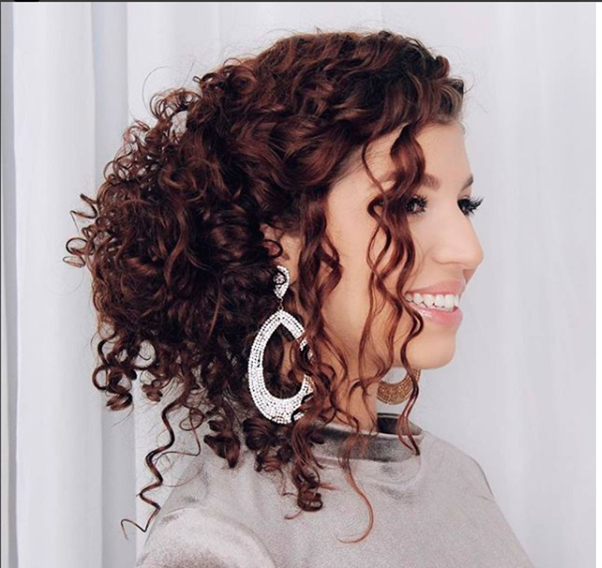 Jessica Melo com cabelo cacheado