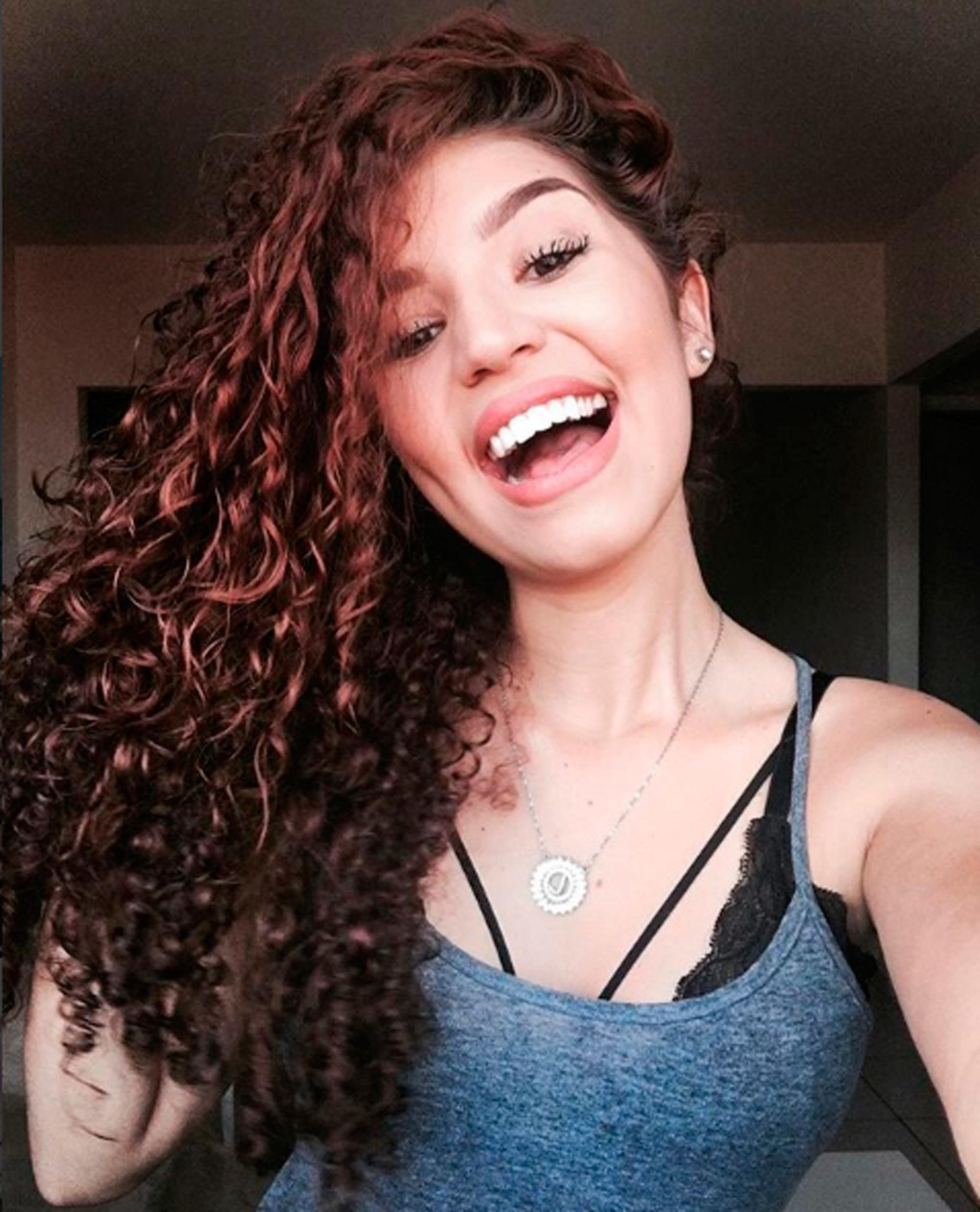 Jessica Melo com cabelo cacheado