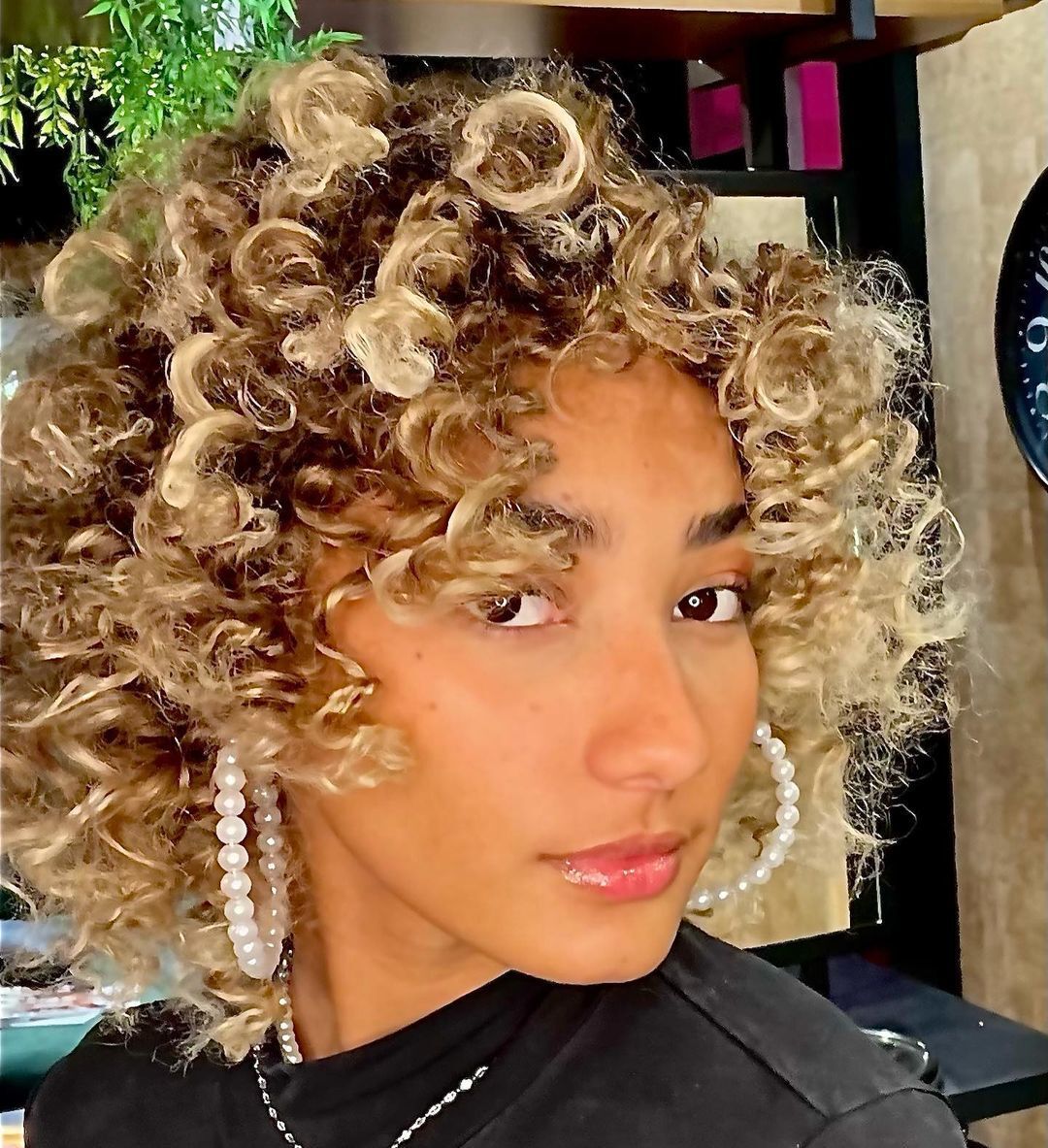 morena iluminada com mechas loiras