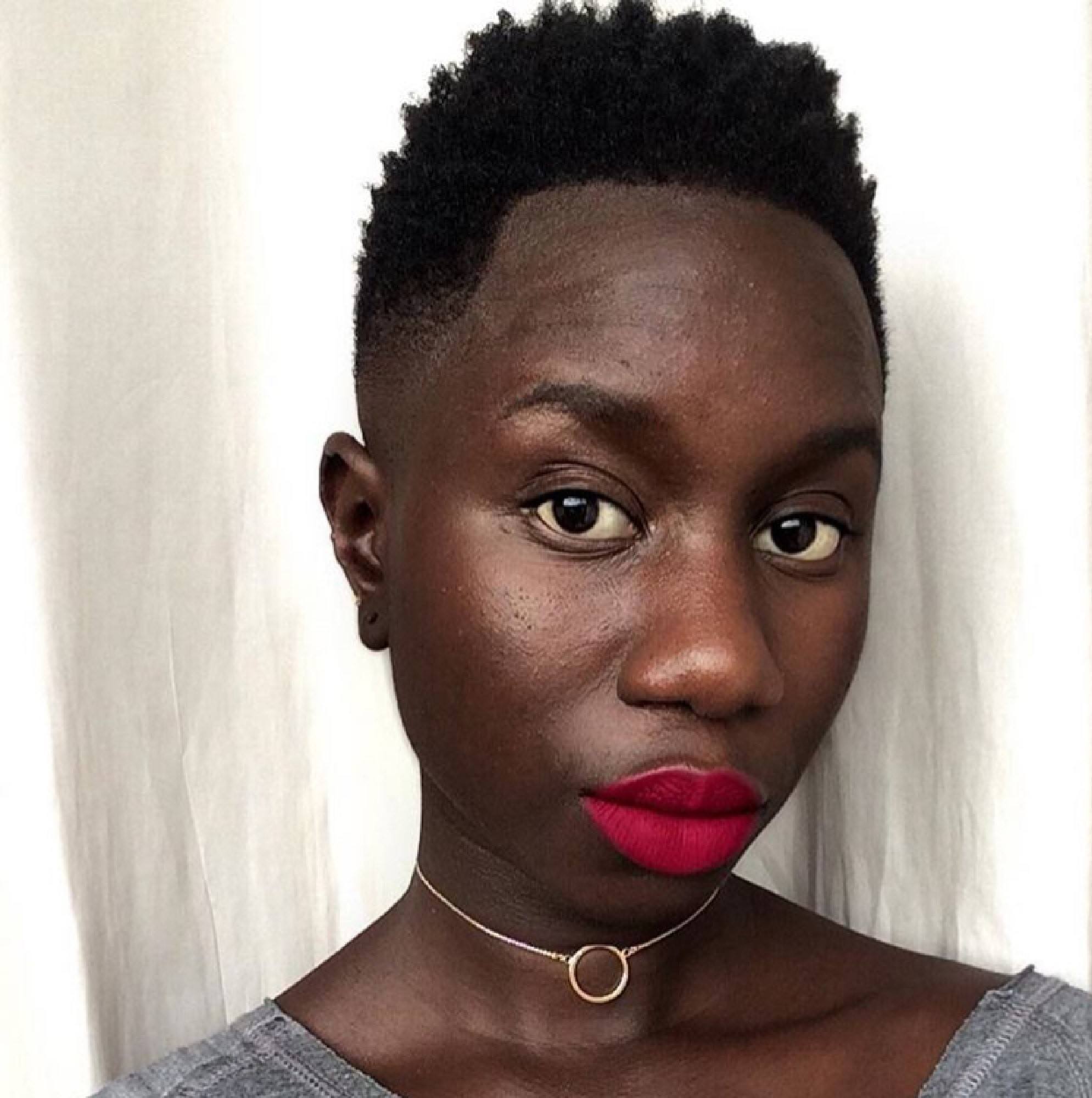 Modelo de cabelo crespo com nudreds e batom vermelho