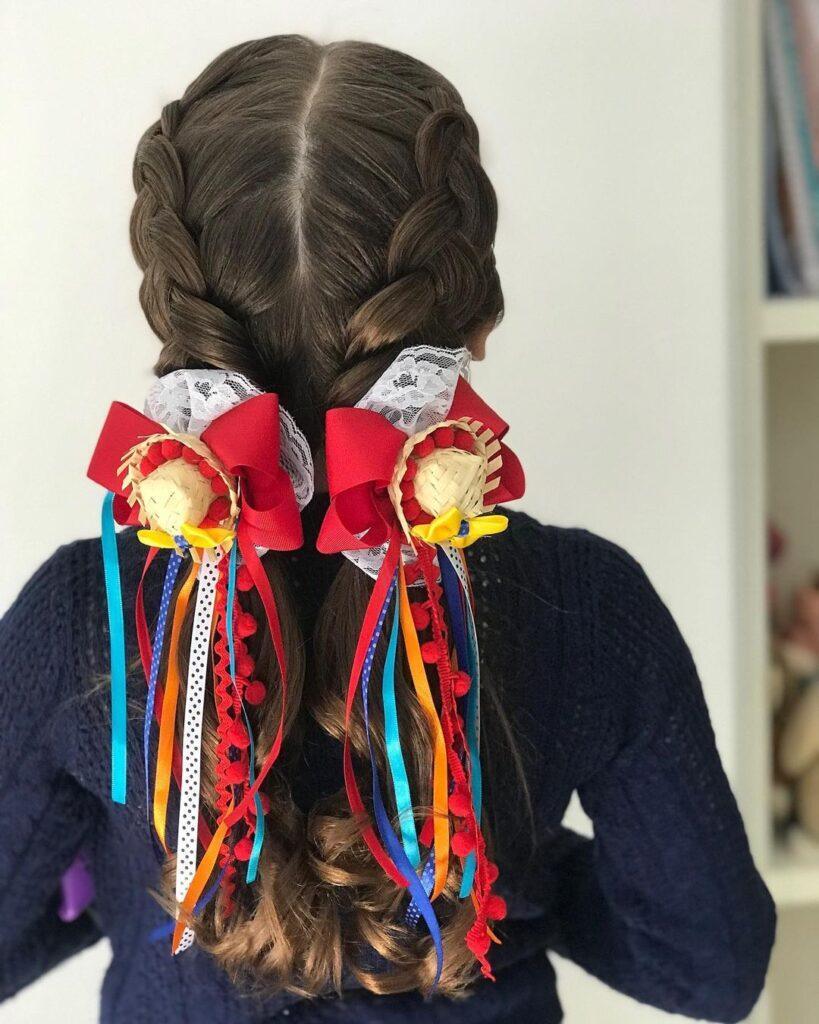 cabelo com trança e acessório de festa junina