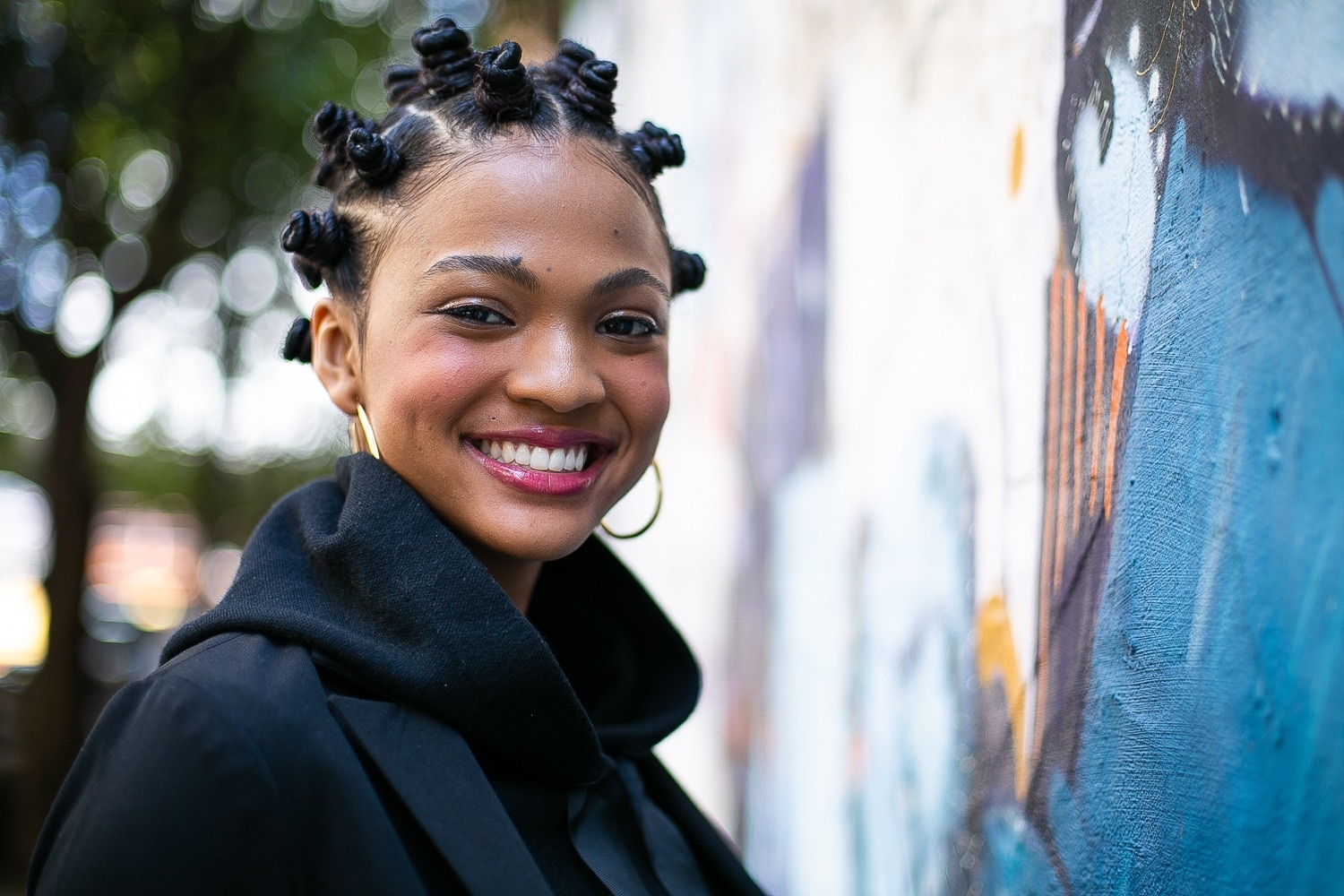 Modelo com penteado bantu knots