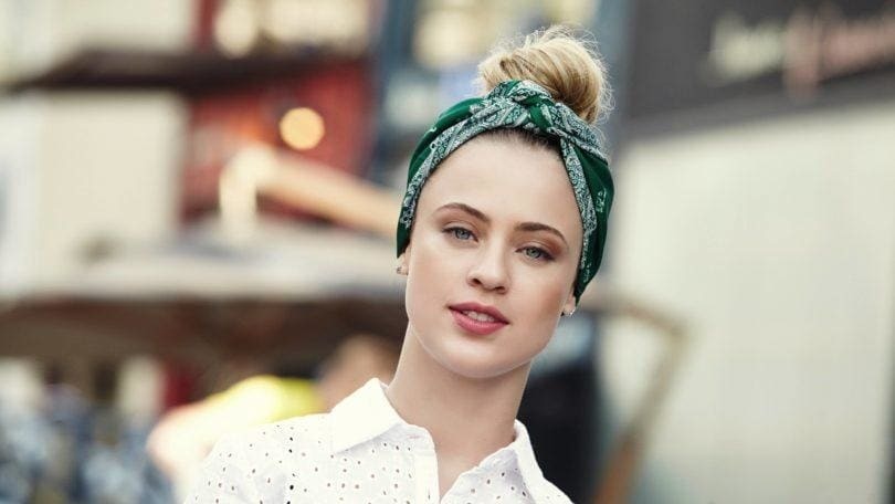 Modelo de cabelo preso com bandana