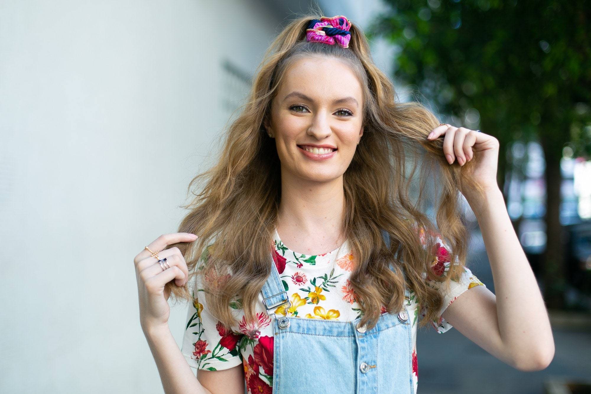 modelo de cabelo longo ondulado com semipreso