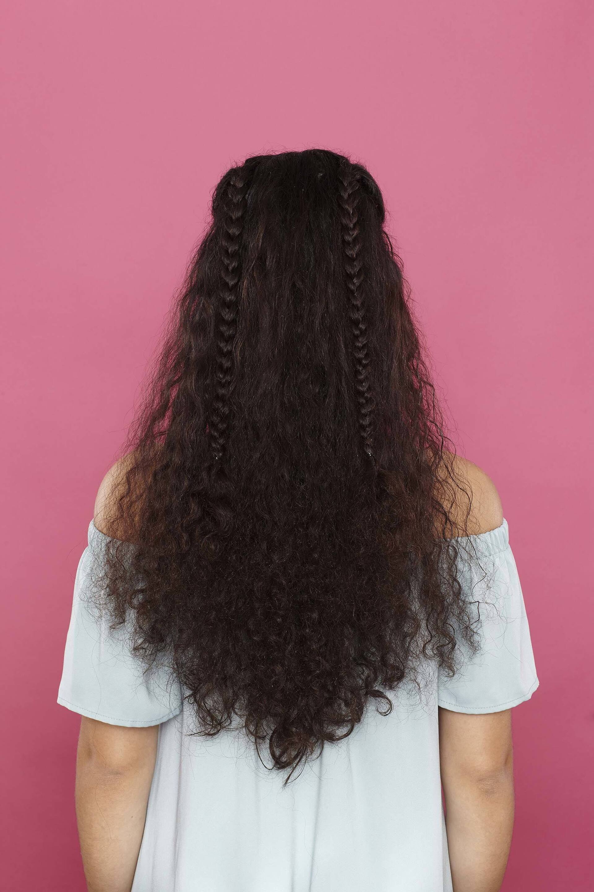 modelo de cabelo cacheado longo com trancinhas,