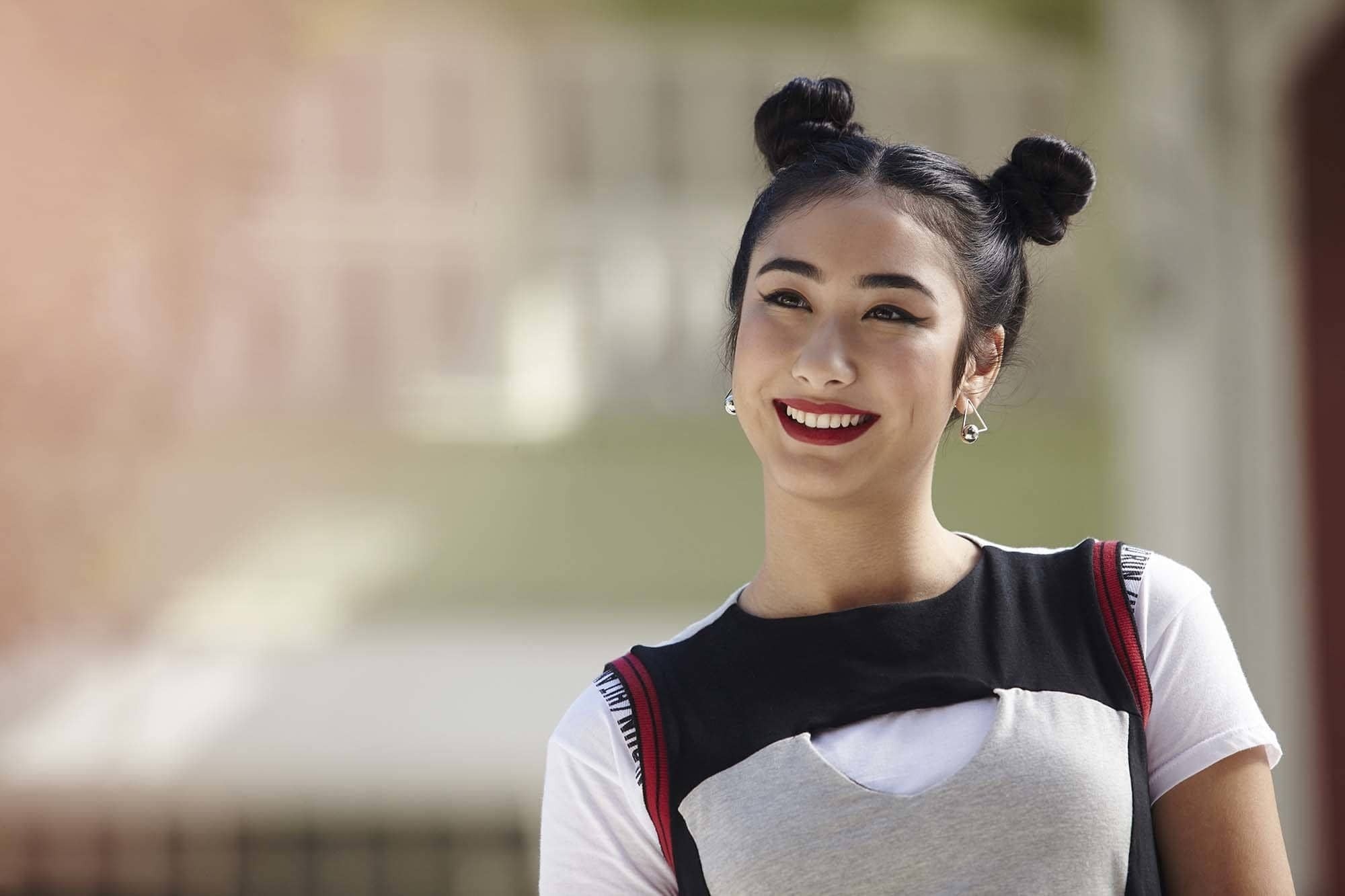 modelo com cabelo preso e penteado space bun