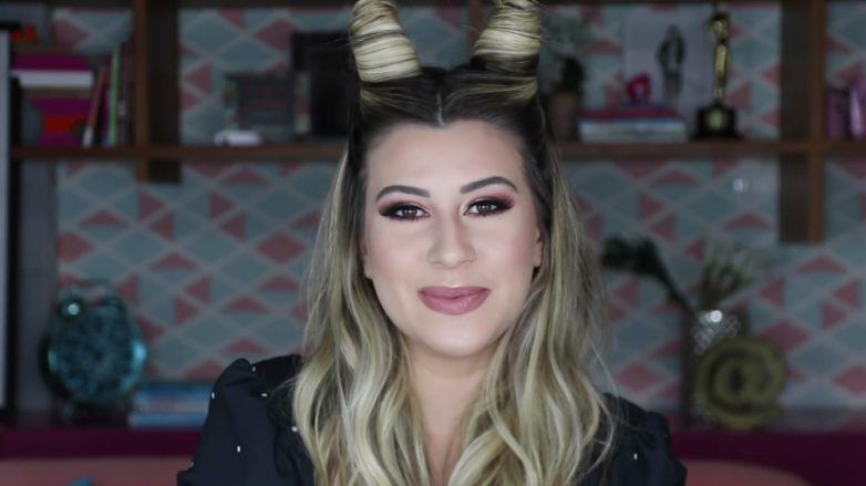 A influenciadora Niina Secrets com penteado de chifres para o Halloween
