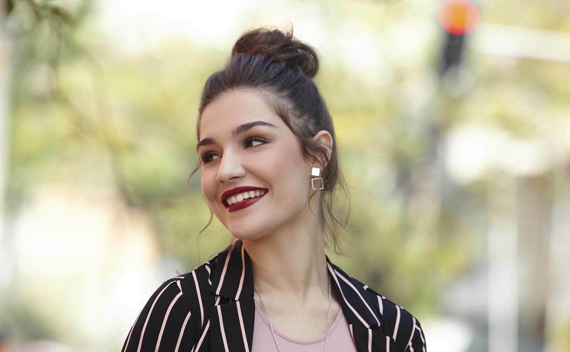 Cabelo liso preso com coque