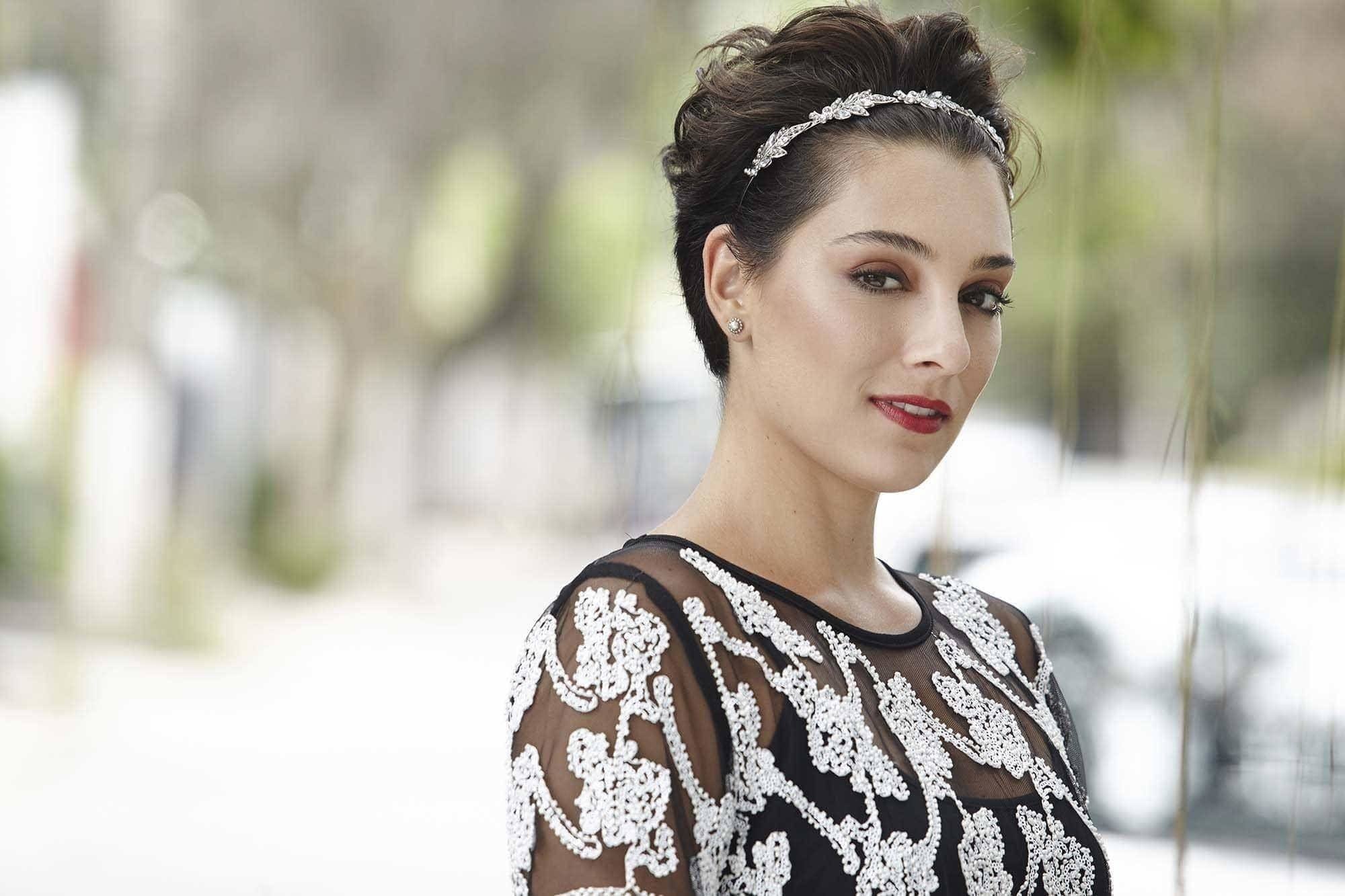 Cabelo liso curtissomo preso com tiara fina e topete